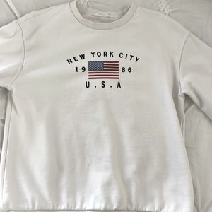 Selling a white sweatshirt. Very cute and comfy